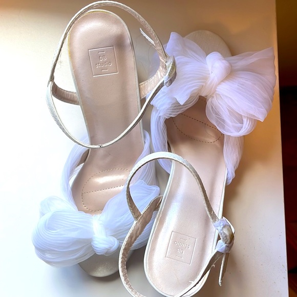 White heels with bow - Picture 2 of 2